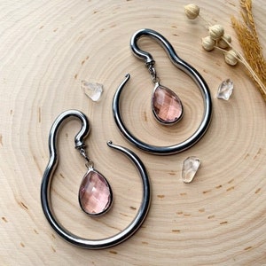 Boucles d&#39;oreilles bouchons en spirale en acier argenté avec breloque bijou rose clair