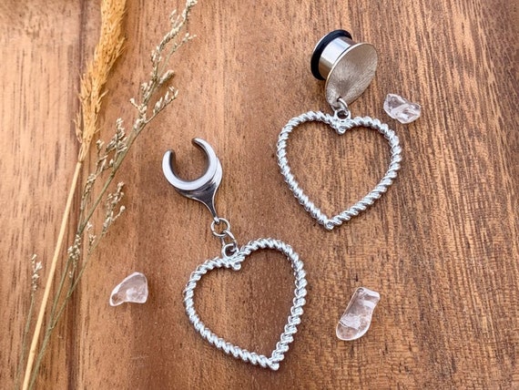 6g (4mm) - 1 3/16 (30mm) Silver Tone Zinc Alloy Rope Heart
