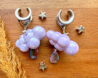 Pendientes colgantes con forma de nube de lluvia iridiscente de color morado claro y plateado de 2 g (6 mm) a 1 3/16 (30 mm) para medir o tapones para los oídos.