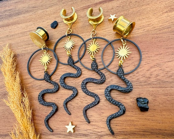 6 g (4 mm) - 1 3/16 (30 mm) Orecchini pendenti in oro e nero con ciondoli a forma di serpente, tappi per le orecchie - Italia
