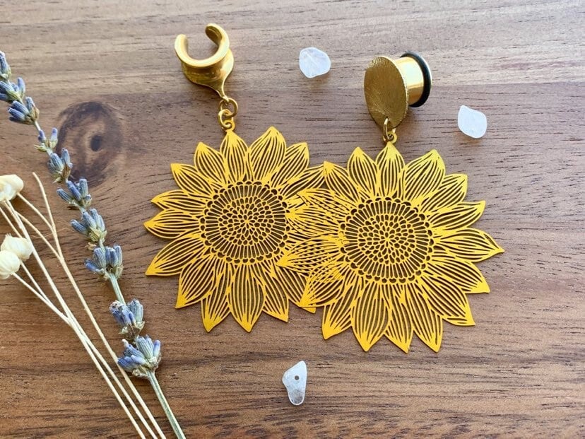 8g - 1 3/16 (30 mm) 大型ゴールドひまわり軽量ドロップダングルサドル