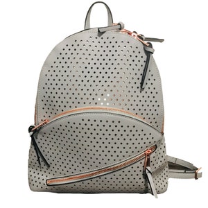 Peut inclure: Un sac à dos gris en similicuir avec un motif découpé en forme d'étoile et des fermetures éclair en or rose.