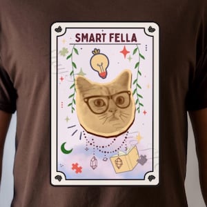 Camiseta de tarô Smart Fella, gato bruxo com óculos, camiseta gráfica mística e inteligente, presente de inspiração ocultista para caras inteligentes e almas espirituosas