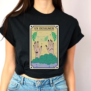 Desenhista Tarot Witchy do UX Camiseta de <br> Entrega Rápida? Foco na carreira Mulheres em tecnologia | Design centrado ser humano camiseta de <br> Entrega Rápida? Pesquise ideias para presentes de design de produtos | Experiência do usuário da interface do usuário
