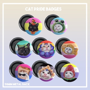 Peut inclure: Ensemble de huit badges de fierté féline de 38 mm avec dos en métal. Chaque badge présente un design de chat différent sur fond de drapeau arc-en-ciel de la fierté. Les motifs comprennent un chat noir avec un nœud vert, un chat blanc avec une grenouille verte sur la tête, un chat noir avec une feuille verte, un chat blanc avec une fleur bleue, un chat blanc avec un poisson, un chat blanc avec une fraise, un chat blanc avec un papillon bleu et un chat blanc avec un cœur rouge.