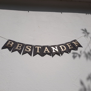 Girlande zur bestandenen Prüfung / Personalisierbar / Abschluss Bachelor Master Wimpelkette zum Schulabschluss Gold und Schwarz Dekoration