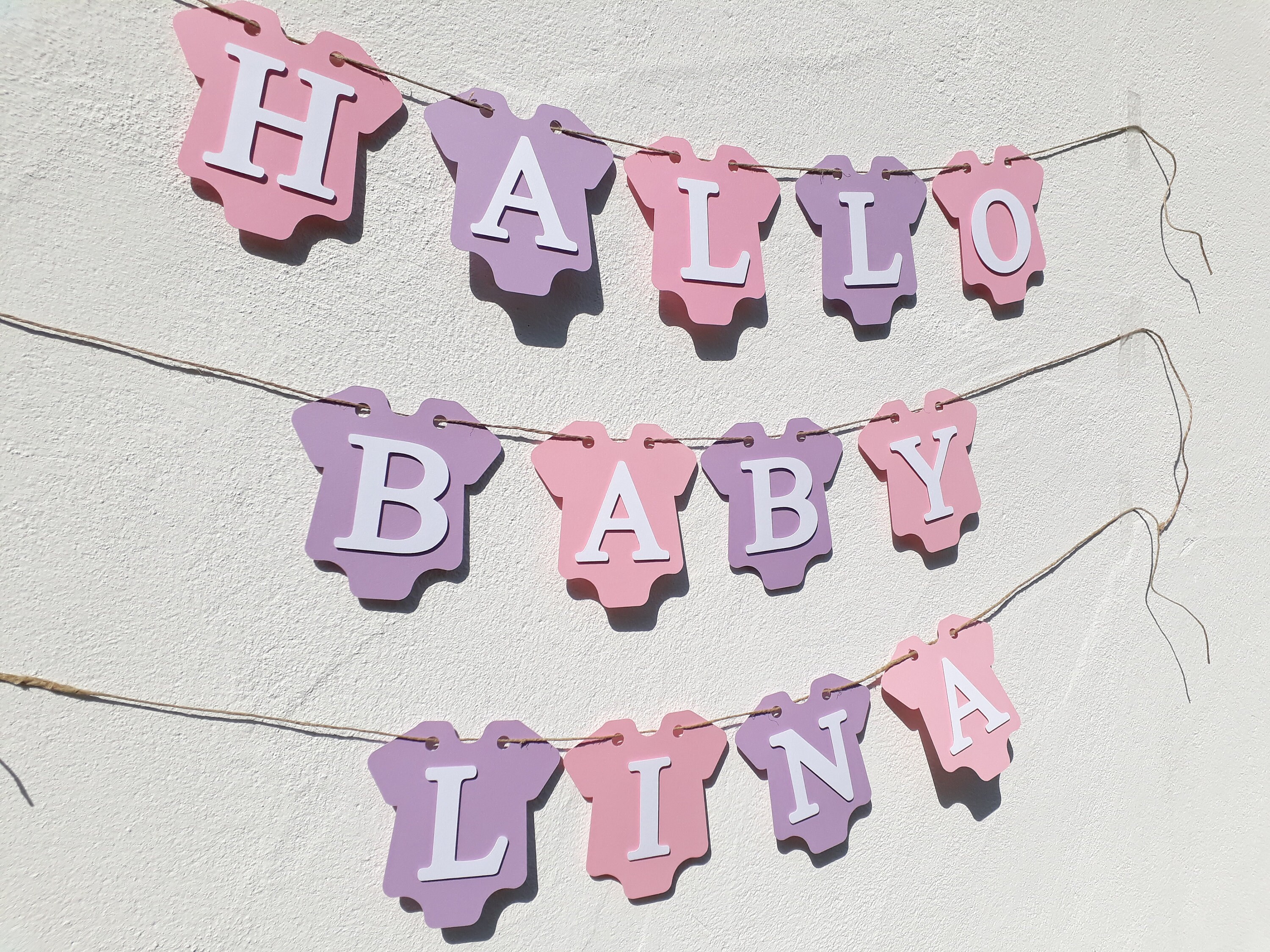 Produktbild von Supersüße Girlande "Hallo Baby" In Pastellfarben, Personalisierbar, Rosa Und Flieder Mit Wunschnamen. Baby Deko, Geschenke Zur Geburt