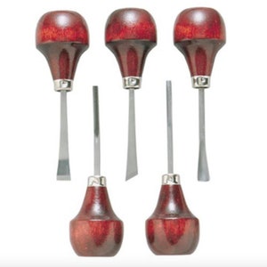 Może przedstawiać: Zestaw pięciu narzędzi do rzeźbienia w drewnie. Narzędzia mają ciemnoczerwone drewniane uchwyty i srebrne ostrza. Ostrza mają różne kształty, w tym proste, kątowe i spiczaste końcówki. Narzędzia są przeznaczone do szczegółowej obróbki drewna.