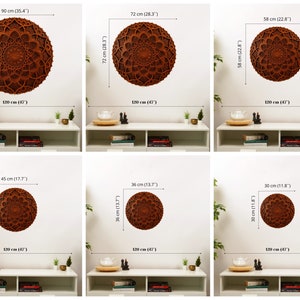 Peut inclure: Six tailles diff&eacute;rentes d'une d&eacute;coration murale en bois de mandala marron. Le mandala est un motif circulaire avec des d&eacute;tails complexes. La d&eacute;coration murale est pr&eacute;sent&eacute;e sur un mur blanc avec une &eacute;tag&egrave;re en dessous.