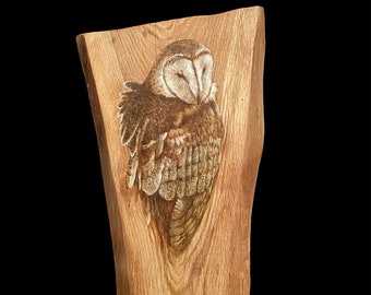 Hibou. Peinture à l'huile sur bois massif. Illusion d'optique sur tranche de bois. Peinture décorative, cadeau. Style fantastique.