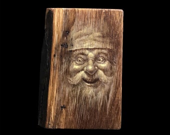 Auf Massivholz gemalter Gnom. Magisches Holz von Roland Perret. Fantasy-Stil, kleine Leute, Zwerg, Elfe, Tolkien