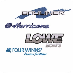 Könnte beinhalten: Weißer Hintergrund mit gestickten Logos für Bayliner, Hurricane, Lowe Boats und Four Winns. Das Four Winns-Logo enthält den Text "Passion for Water". Die Logos sind in Blau-, Grau- und Weißtönen gehalten.