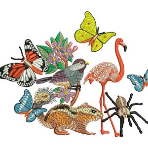 Könnte beinhalten: Stickerei mit einem rosa Flamingo, einem blauen Schmetterling, einem gelben Schmetterling, einem braunen Eichhörnchen, einem blauen Schmetterling, einem Vogel und einer Spinne.