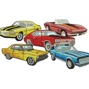 Op de afbeelding: Vijf vintage muscle cars in verschillende kleuren, waaronder geel, rood en blauw. De auto's zijn allemaal in een klassieke stijl, met strakke lijnen en chroomaccenten.