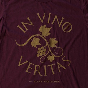 In Vino Veritas (Latin: &quot;In Wine lies the Truth&quot;) — Retro Premium Unisex T-Shirt