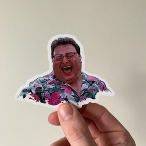 Puede incluir: Una pegatina de un hombre con una camisa floral y gafas, riendo con la boca abierta.