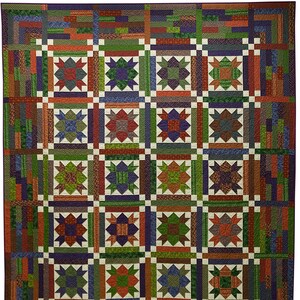 Pode incluir: Uma colcha com um design de patchwork que apresenta uma variedade de cores e padrões, incluindo verde, roxo, marrom e branco. A colcha é feita de quadrados e retângulos, e os padrões são dispostos em um design simétrico.