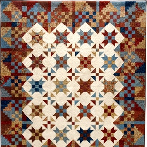 Peut inclure: Une courtepointe avec un motif de patchwork composé de tissus de différentes couleurs, dont du brun, du rouge et du bleu. La courtepointe est composée de carrés et de triangles, et elle présente un motif d'étoile au centre.