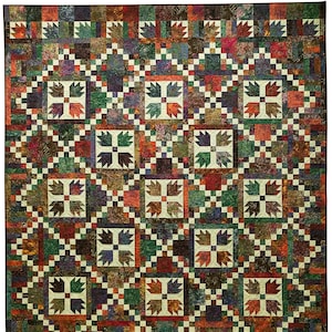 Pode incluir: Uma colcha com um design de patchwork que apresenta um padrão repetido de pegadas de patas em tons de marrom, verde e vermelho. A colcha é feita de quadrados e triângulos, criando um padrão geométrico.
