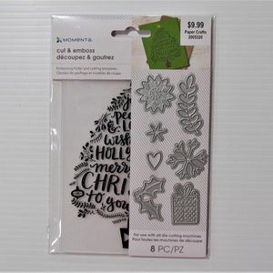 Può includere: Un set di fustelle in metallo argentato per l'artigianato della carta con un design di albero di Natale con il testo "Joy Peace & Love Wishes Holly Merry Christmas to you". Il set include anche un fiocco di neve, una stella, un cuore, un ramo di agrifoglio, una scatola regalo e due rametti di foglie. Il set è confezionato in una busta di plastica trasparente con uno sfondo bianco e il testo "cut & emboss découpez & gaufrez" e "8 PC/PZ".