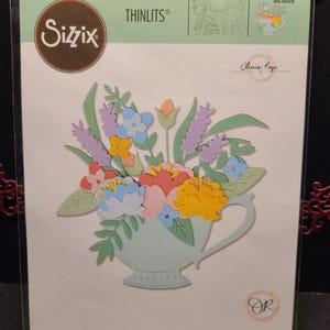 Puede incluir: Un juego de troqueles Sizzix Thinlits con un arreglo floral en una tetera. El juego de troqueles incluye 10 troqueles, 10 matrices, 10 troqueles, 10 fustelle, 10 вырубки, 10 stanzen y 10 cortantes. El juego de troqueles está diseñado por Olivia Rose.