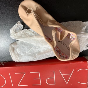 CAPEZIO Leather Ballet Shoes for girl Full sole pink leather ballet slippers Dance shoes Size 1 1/5  Daisy Designed USA Made in Thailand
