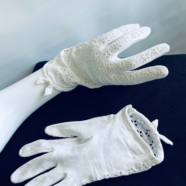 Vintage 1960s Wedding Gloves Retro bridal gloves size M Made In France gloves for SAKC 100% cotton/nylon white gloves Ladies white gloves