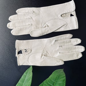 Wedding Leather Short Gloves Vintage 1960s gloves Retro bridal white gloves size 6 1/5 Leather gloves Ladies gloves Parties gloves image 8