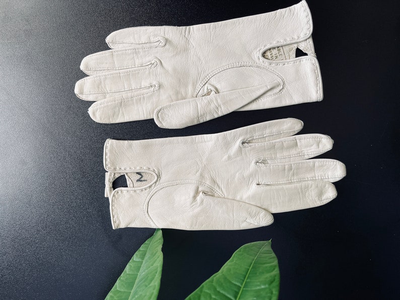 Wedding Leather Short Gloves Vintage 1960s gloves Retro bridal white gloves size 6 1/5 Leather gloves Ladies gloves Parties gloves image 8