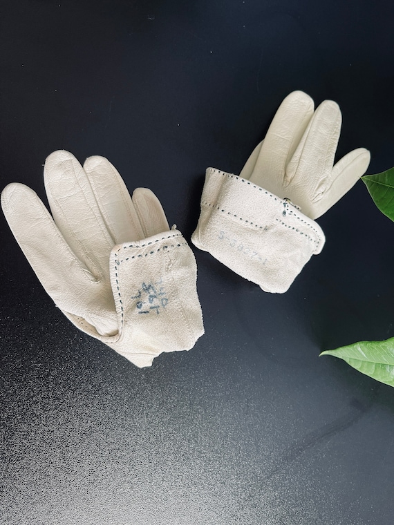 Wedding Leather Short Gloves Vintage 1960s gloves… - image 3