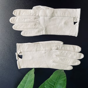 Wedding Leather Short Gloves Vintage 1960s gloves Retro bridal white gloves size 6 1/5 Leather gloves Ladies gloves Parties gloves image 2