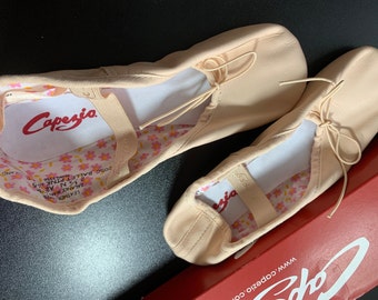 CAPEZIO Leather Ballet Shoes for girl Full sole pink leather ballet slippers Dance shoes Size 2 1/5  Daisy Designed USA Made in Thailand