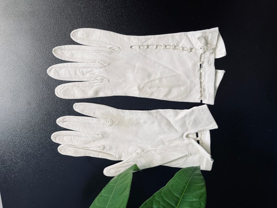 Wedding Leather Short Gloves Vintage 1960s gloves… - image 1