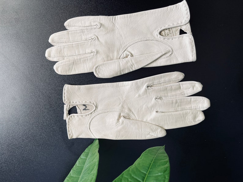 Wedding Leather Short Gloves Vintage 1960s gloves Retro bridal white gloves size 6 1/5 Leather gloves Ladies gloves Parties gloves image 3