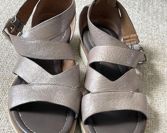 SOFFT Women's Sandal Sofft Bali anthracite metallic silver leather shoe size 9M Comfort gold sandals