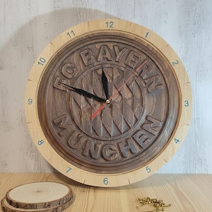 Könnte beinhalten: Eine weiße Keramik-Tasse mit schwarzem Henkel und dem Text "But First, Coffee" in schwarzer, handschriftlicher Schrift. Die Tasse steht auf einer weißen Oberfläche.