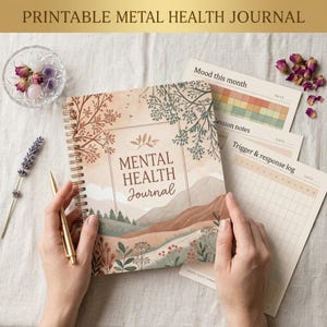 Puede incluir: Un diario de salud mental con encuadernación en espiral y una ilustración de paisaje de montañas, árboles y plantas en la portada. La portada presenta el texto Mental Health Journal. Se incluyen hojas sueltas con un rastreador de estado de ánimo.