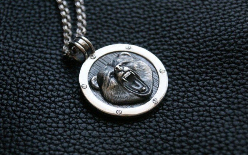 Медальон медведь. Изображение медведя на медальоне. Славянские медальоны из серебра. Велес амулет серебро. Медальон медведя.