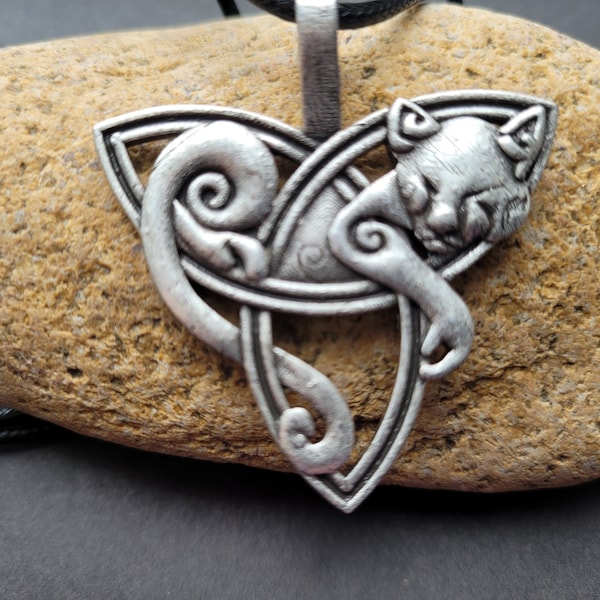 Viking cat necklace, Celtic triquetra necklace, Freya goddess necklace, Viking jewelry, Norse pagan jewelry, Celtic knot necklace Talisman