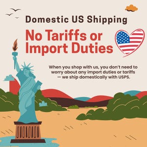K&ouml;nnte beinhalten: Eine grafische Illustration der Freiheitsstatue in Blaugr&uuml;n mit dem Text Domestic US Shipping, No Tariffs or Import Duties und einer herzf&ouml;rmigen amerikanischen Flagge. Der Hintergrund zeigt stilisierte gr&uuml;ne H&uuml;gel und eine beige Landschaft.