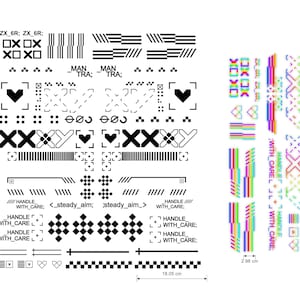 以下が含まれることがあります： ZX_6R、MANTRA、HANDLE WITH CARE、steady_aimなどのテキスト、幾何学模様、ハートが描かれた白黒のグラフィックステッカーシート。別の列には、高さ19.43cmのカラフルなグリッチエフェクト版のデザインが並んでいます。