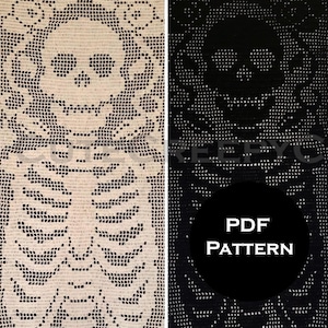 Op de afbeelding: Een haakpatroon met een skeletontwerp in drie kleurvariaties: gebroken wit, zwart en beige. Het centrale zwarte paneel toont een cirkelvormige zwarte overlay met de witte tekst PDF PATTERN. De tekst CUTE CREEPY CROCHET is zichtbaar.