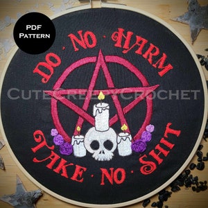 以下が含まれることがあります： 黒い刺繍枠に赤い文字で「DO NO HARM TAKE NO SHIT」と書かれています。赤い五芒星が中央にあり、骸骨とろうそくがあります。紫色のバラがデザインの両側にあります。「PDF PATTERN」という文字が黒い円の中にあります。