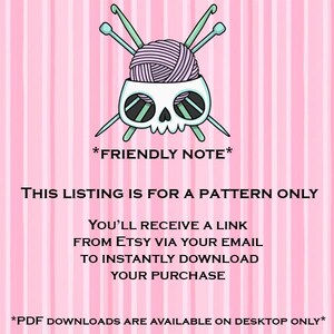 Puede incluir: Fondo rosa y blanco a rayas con un gr&aacute;fico de calavera que sostiene hilo y ganchillos. El texto dice "FRIENDLY NOTE" y "THIS LISTING IS FOR A PATTERN ONLY". Texto adicional proporciona instrucciones de descarga.