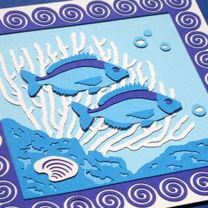 Collage di pesci e coralli, illustrazione blu in carta tagliata, decoro marino, quadro per amanti del mare, decoro mediterraneo