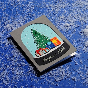 Carte de voeux 2022 en relief, carte Joyeux Noël, Boule à Neige avec sapin enneigé et petits cadeaux, kirigami Noël, artisanat du papier