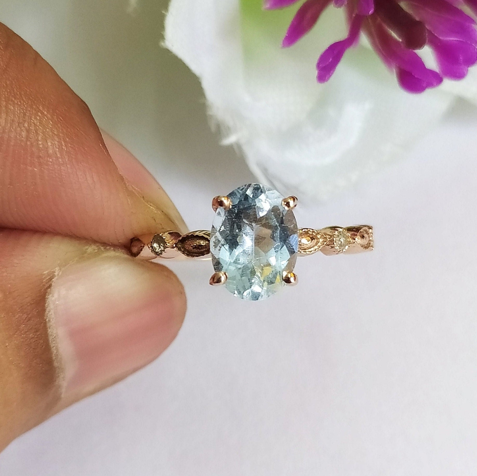 Bague auréole en or blanc avec aigue-marine ovale et diamants | KLENOTA Bague auréole en or blanc avec aigue-marine ovale et diamants | KLENOTA