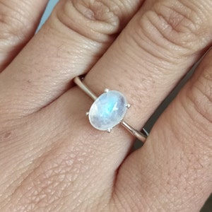 Anillo de piedra lunar arcoíris - Anillo solitario de piedra lunar de fuego azul - Anillo de compromiso único de piedra lunar - Plata de ley 925 - Joyería hecha a mano