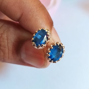 ブルーカイヤナイトのスターリングシルバースタッドピアス：ヴィンテージ風透かし彫りイヤリング、12月の誕生石ジュエリー