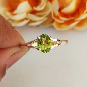 Natural Peridot Solitaire Ring: 925 Sterling Silver Green Birthstone